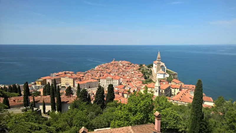 Dovolená s dětmi u moře: pohled na slovinský Piran a modrý Jadran
