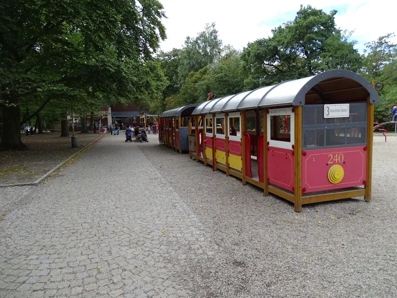 Dětské hřiště s dřevěnou tramvají v pražské Stromovce