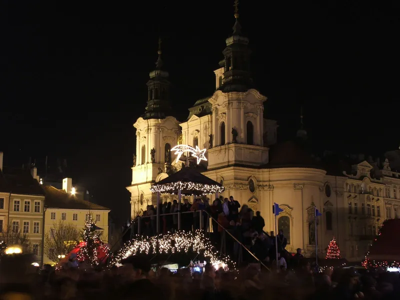 Mikuláš s dětmi na Staroměstském náměstí: večerní vánoční trh před kostelem sv. Mikuláše