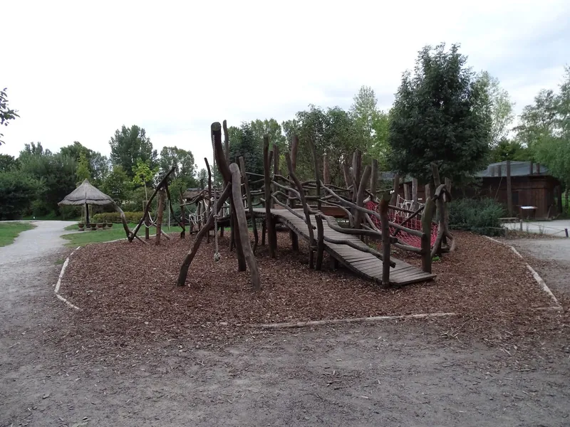 Přírodní hřiště z dřevěných kmenů a lan v Dětské zoo v Zoo Praha