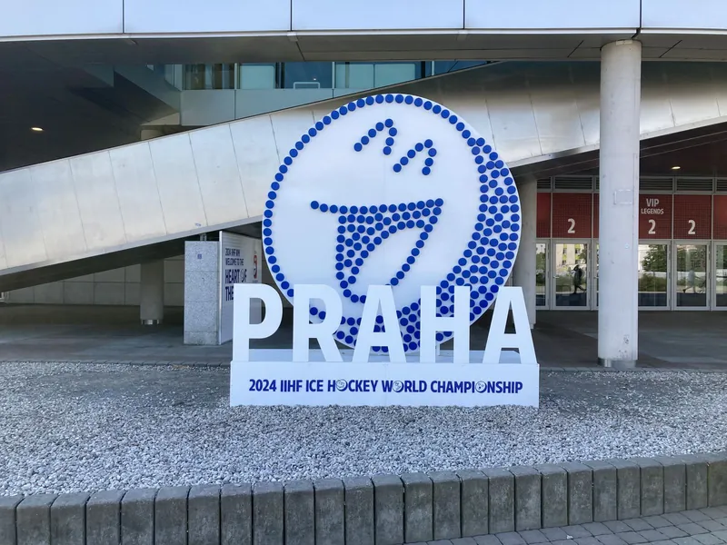 MS v hokeji 2024 v Praze: nápis Praha s logem šampionátu před O2 arenou
