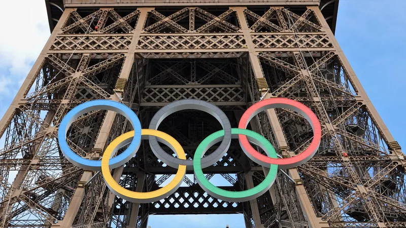 Olympiáda s dětmi: olympijské kruhy na Eiffelově věži v Paříži v roce 2024