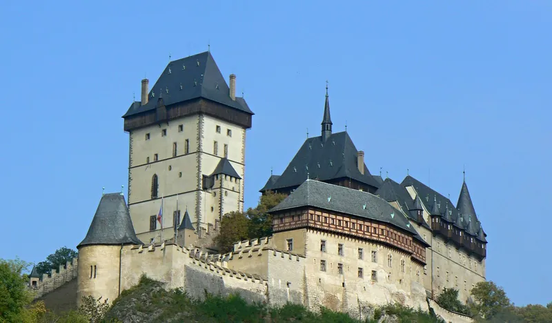 Hrady a zámky s dětmi: hrad Karlštejn pod modrou oblohou babího léta