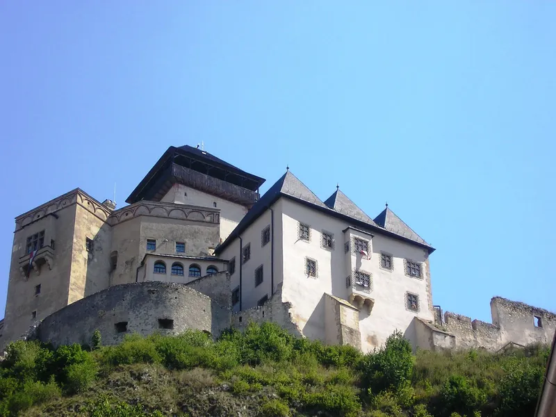 Trenčín s dětmi: Trenčiansky hrad na skále nad městem za slunečného dne