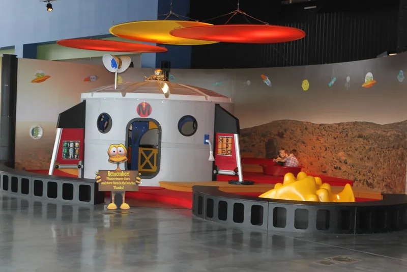 Bunter Indoorspielplatz mit Weltraum-Spielhaus in einem Museum, ideal bei Schmuddelwetter im Winter