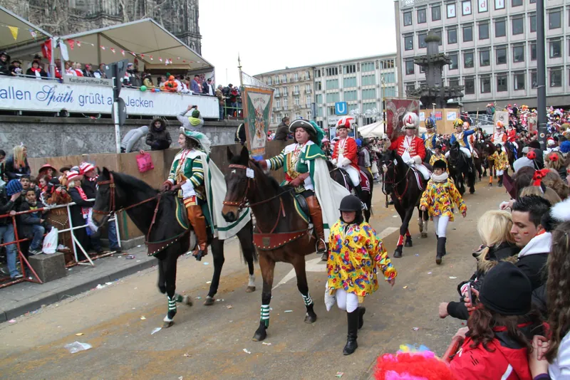 Bunter Rosenmontagszug in Köln, Fasching mit Kindern am Straßenrand