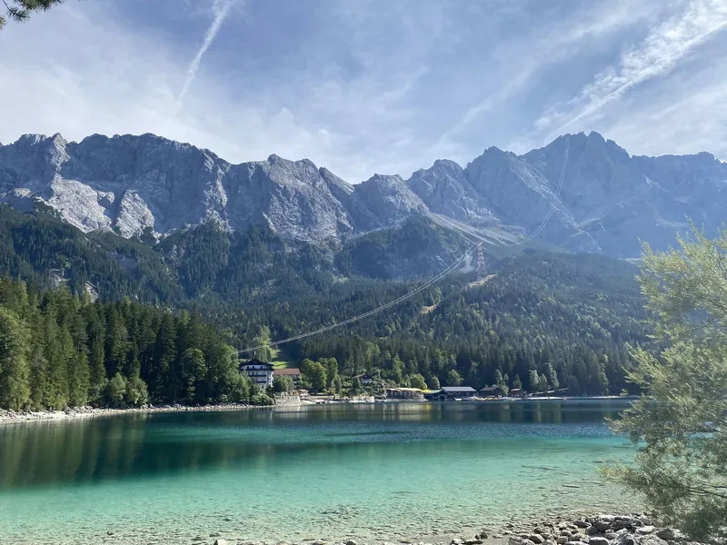 Kinderwagentauglich wandern im Frühling: Uferweg am Eibsee mit Blick auf die Berge