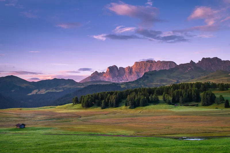 Familienurlaub in Südtirol: grüne Wiesen der Seiser Alm mit Bergpanorama
