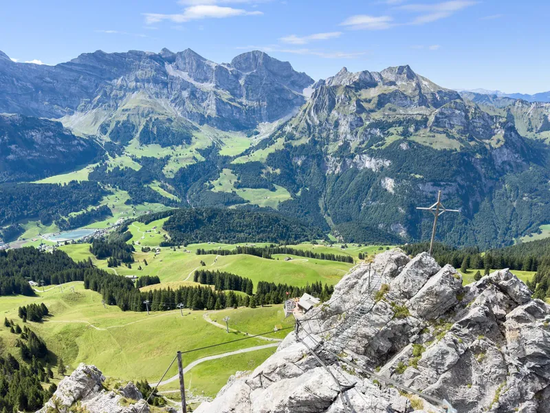 Gesicherter Klettersteig in den Alpen, Einsteigerroute nach dem Hochseilgarten für Kinder