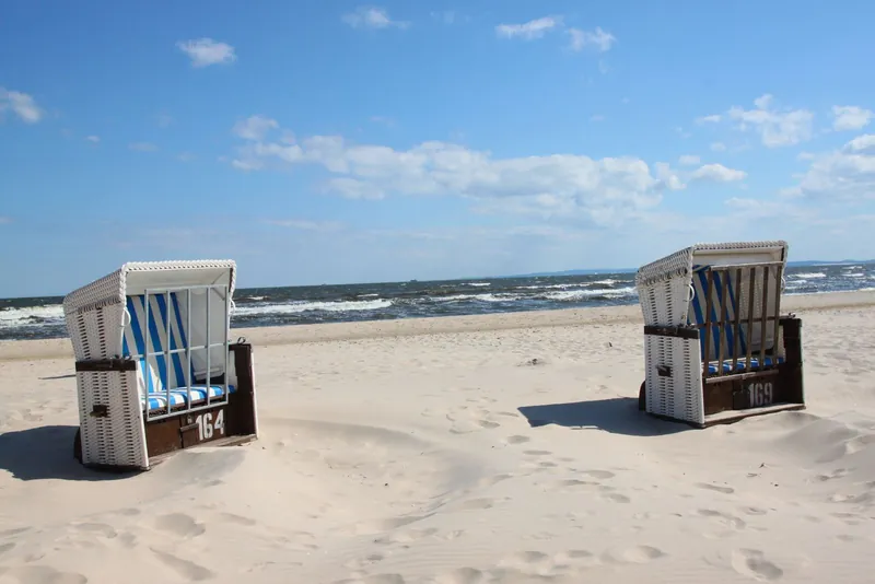 Strandkörbe am Ostseestrand von Ahlbeck, Familienurlaub an der Ostsee im Sommer