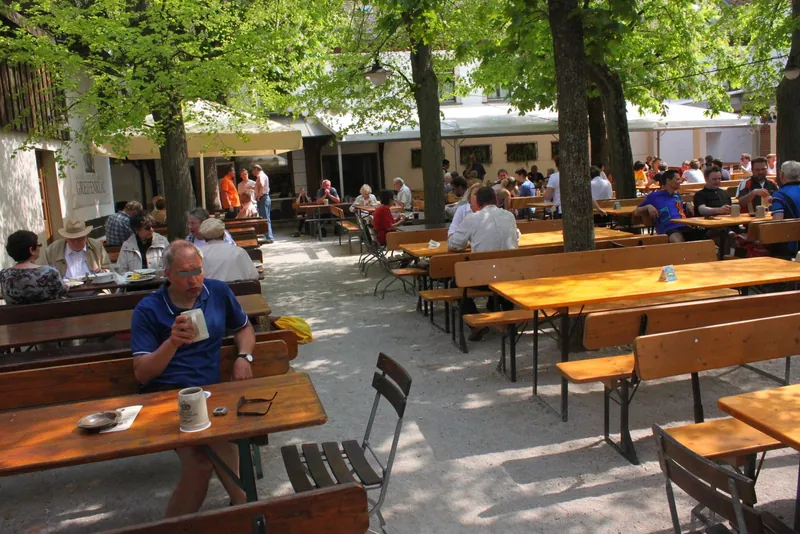 Familienfreundliches Restaurant mit Biergarten als Pause auf der Urlaubsfahrt