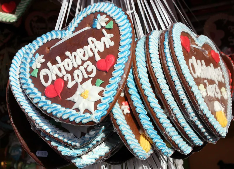 Bunte Lebkuchenherzen an einem Stand, Oktoberfest mit Kindern in München