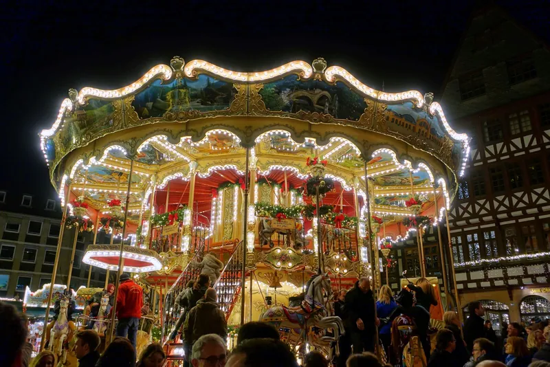 Nostalgisches Karussell auf einem Weihnachtsmarkt, Weihnachtsmarkt mit Kindern im Advent