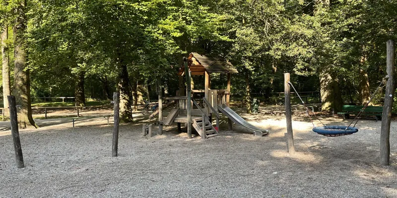 Spielplatz am Biergarten Chinesischer Turm, Restaurant mit Spielplatz in München