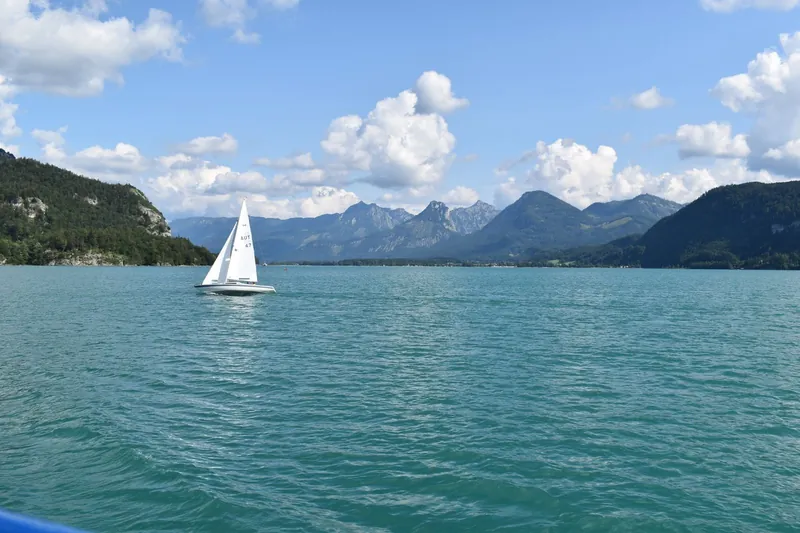 Familienurlaub im Salzkammergut: Blick über den Wolfgangsee im Sommer