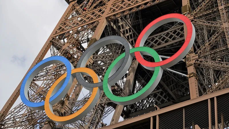 Olympische Ringe am Eiffelturm in Paris, Inspiration für Sportcamps für Kinder