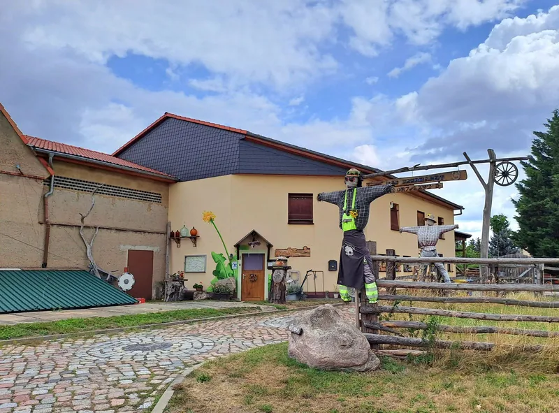 Hofladen auf einem Bauernhof mit Vogelscheuchen, Ausflug ins Hofcafé mit Kindern