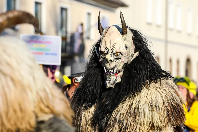 Krampus mit geschnitzter Maske und Fell, Brauchtum rund um Nikolaus und Krampus