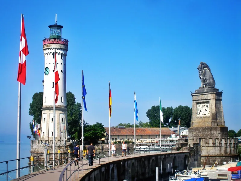 Hafeneinfahrt von Lindau mit Leuchtturm und Löwe, Kurzurlaub mit Kindern am Bodensee