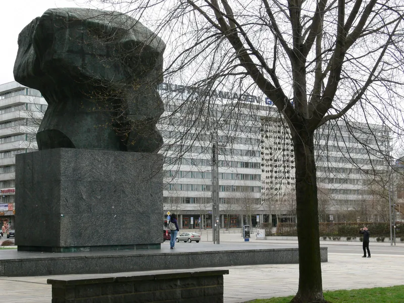 Karl-Marx-Monument im Zentrum, Chemnitz mit Kindern im Kulturhauptstadtjahr