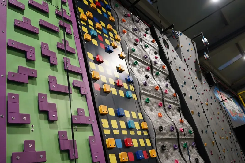 Bunte Kletterwände in einem Indoor-Freizeitpark für Kinder