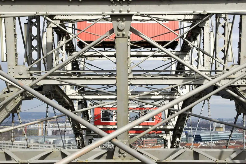 Gondeln im Wiener Riesenrad, Städtetrip in den Herbstferien 2025 mit dem Zug