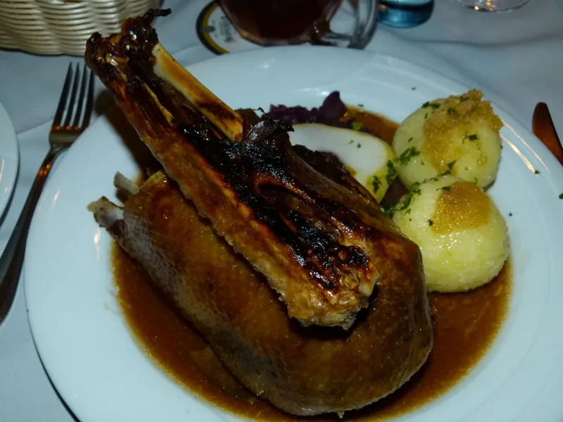 Martinsgans mit Rotkraut und Knödeln, Klassiker für familienfreundliche Restaurants im November