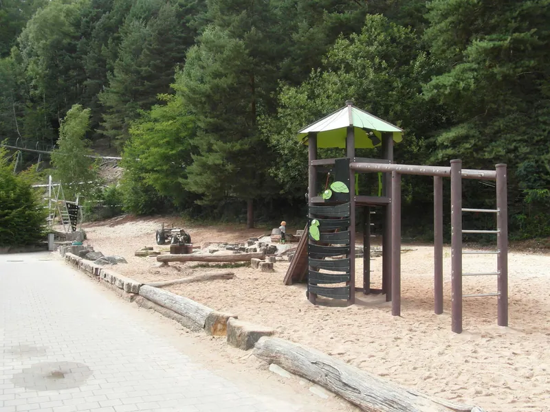 Kletterturm und Sandfläche auf einem der Abenteuerspielplätze am Waldrand