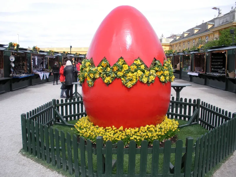 Riesiges rotes Osterei am Ostermarkt vor Schloss Schönbrunn, Ostern 2026 in Wien mit Kindern
