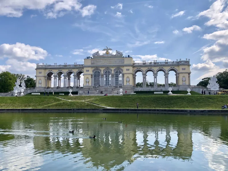 Gloriette im Schlosspark Schönbrunn im Frühling, Wien mit Kindern zum ESC 2026
