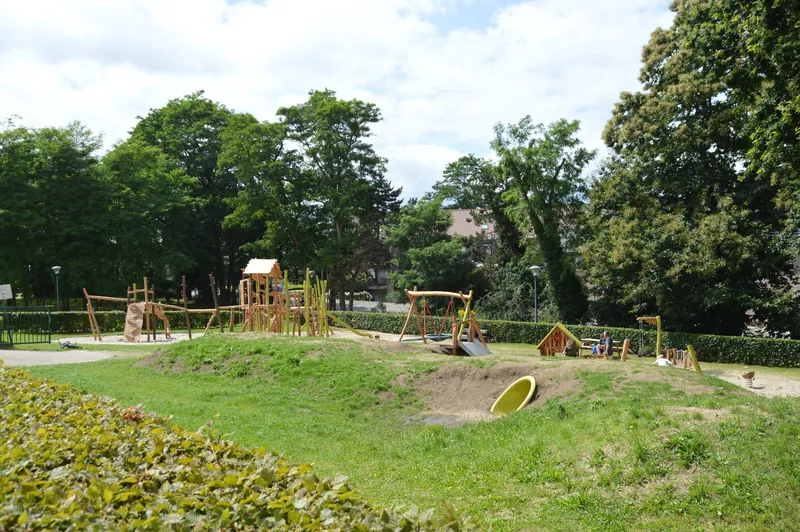Neu gestalteter Holzspielplatz mit Kletterturm und Röhrenrutsche, neue Spielplätze im Sommer