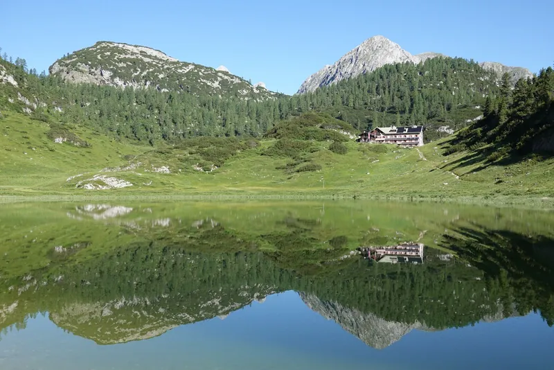 Kärlingerhaus am Funtensee im Sommer, Ziel einer Hüttenwanderung mit Kindern