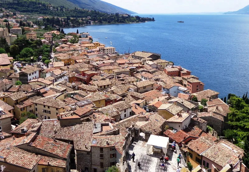 Blick über die Dächer von Malcesine auf den Gardasee, Familienurlaub am Gardasee im Herbst