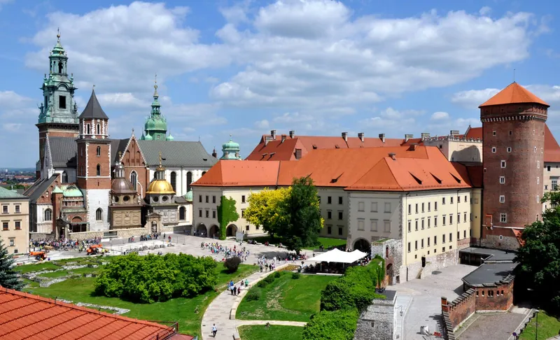 Atrakcje dla dzieci w Krakowie: dziedziniec Wawelu z katedrą latem