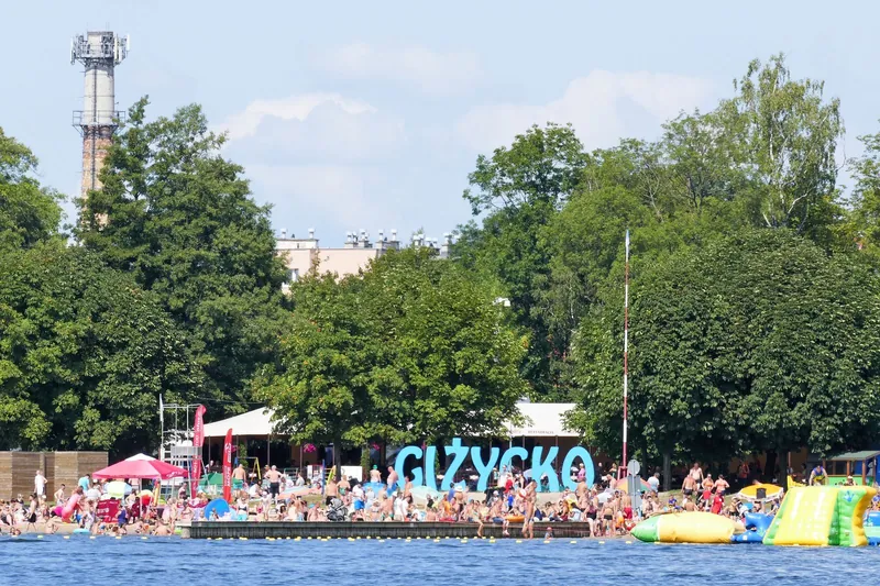 Mazury z dziećmi: miejska plaża nad jeziorem Niegocin w Giżycku latem