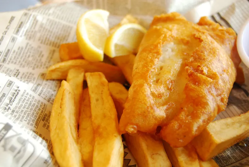 Restauracja przyjazna dzieciom nad morzem: smażona ryba z frytkami i cytryną