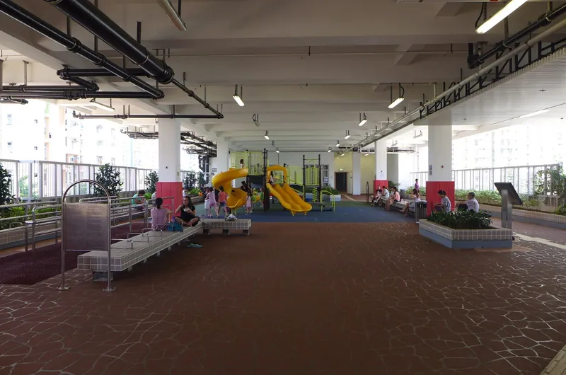 Sala zabaw pod dachem: kryty plac zabaw z żółtymi zjeżdżalniami