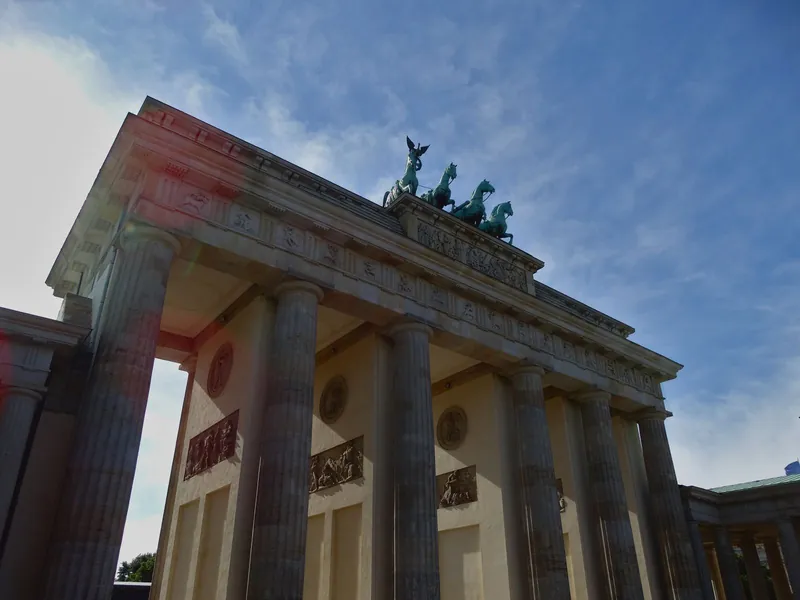 Wycieczka z dziećmi do Berlina: Brama Brandenburska latem