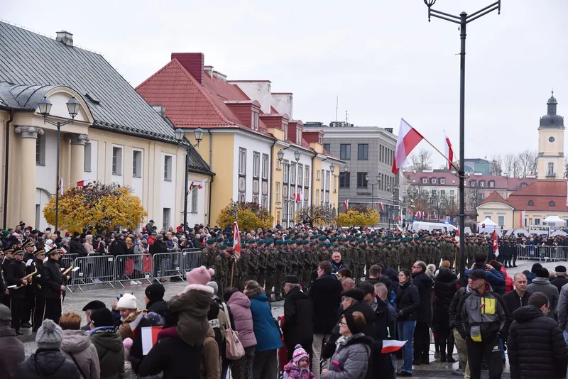 Atrakcje dla dzieci na 11 listopada: rodziny z flagami na obchodach Święta Niepodległości