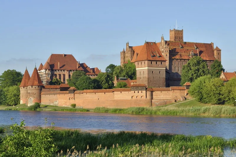 Majówka z dziećmi: zamek krzyżacki w Malborku nad Nogatem w słoneczny dzień