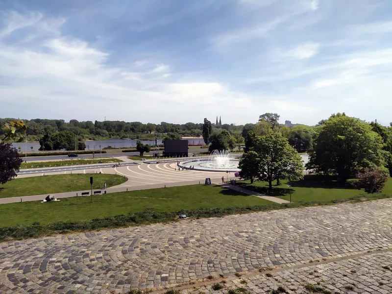 Wodne place zabaw i fontanny: Multimedialny Park Fontann nad Wisłą w Warszawie latem