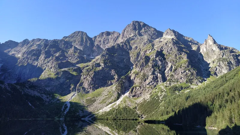 Szlaki dla dzieci w Tatrach: Morskie Oko otoczone szczytami latem