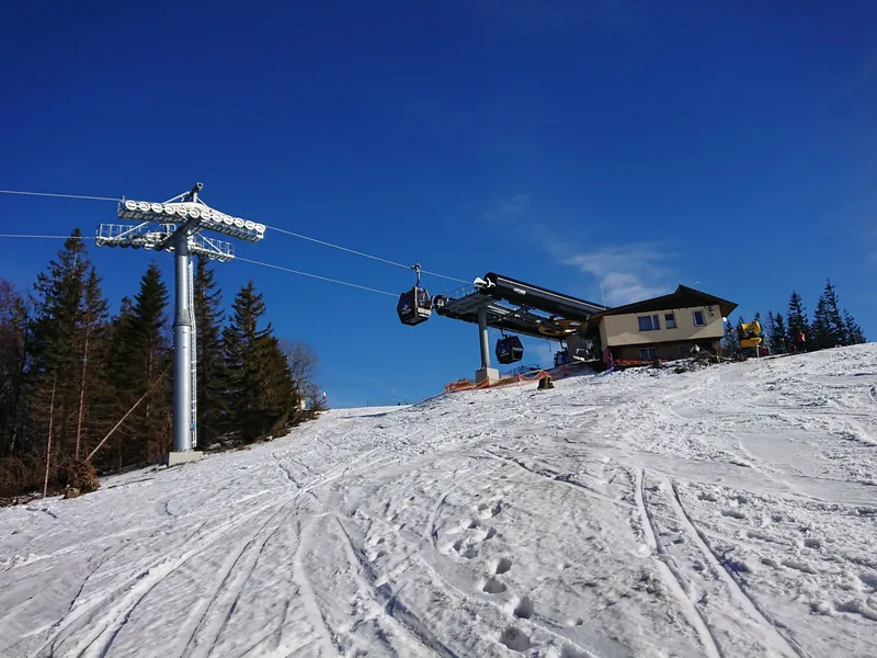 Atrakcje outdoor dla dzieci zimą: stok i gondola w Szczyrku w słoneczny dzień