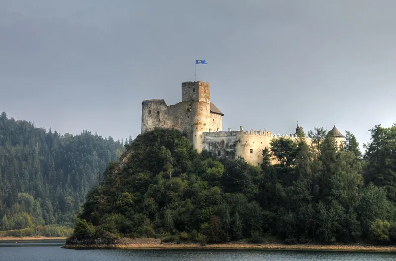 Szlaki dla dzieci na rower wzdłuż VeloDunajec: zamek w Niedzicy nad Jeziorem Czorsztyńskim