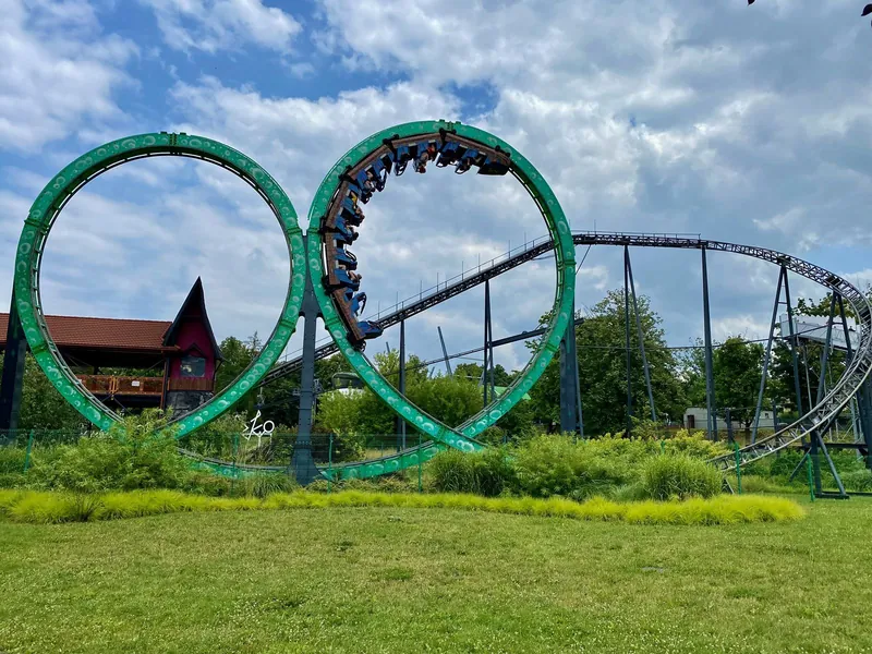 Atrakcje dla dzieci w parku rozrywki: rollercoaster z pętlami w Legendii latem