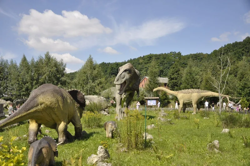 Atrakcje outdoor dla dzieci: modele dinozaurów w parku JuraPark Bałtów